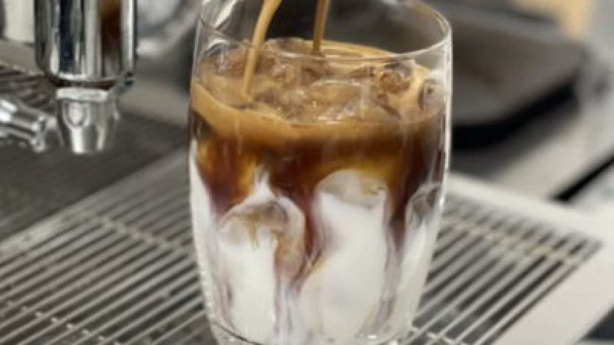Osviežte sa v lete fantastickými chladenými kávovými nápojmi od Kávoholikov
