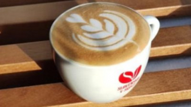 Latte art baristu a Kávoholika Olivera Peštu